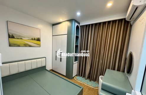 Bán nhà Bồ Đề, Long Biên. Diện tích 40m², xây 5 tầng, mặt tiền 3.5m, có 5 phòng ngủ, 7 vệ sinh, giá nhỉnh 10 tỷ.